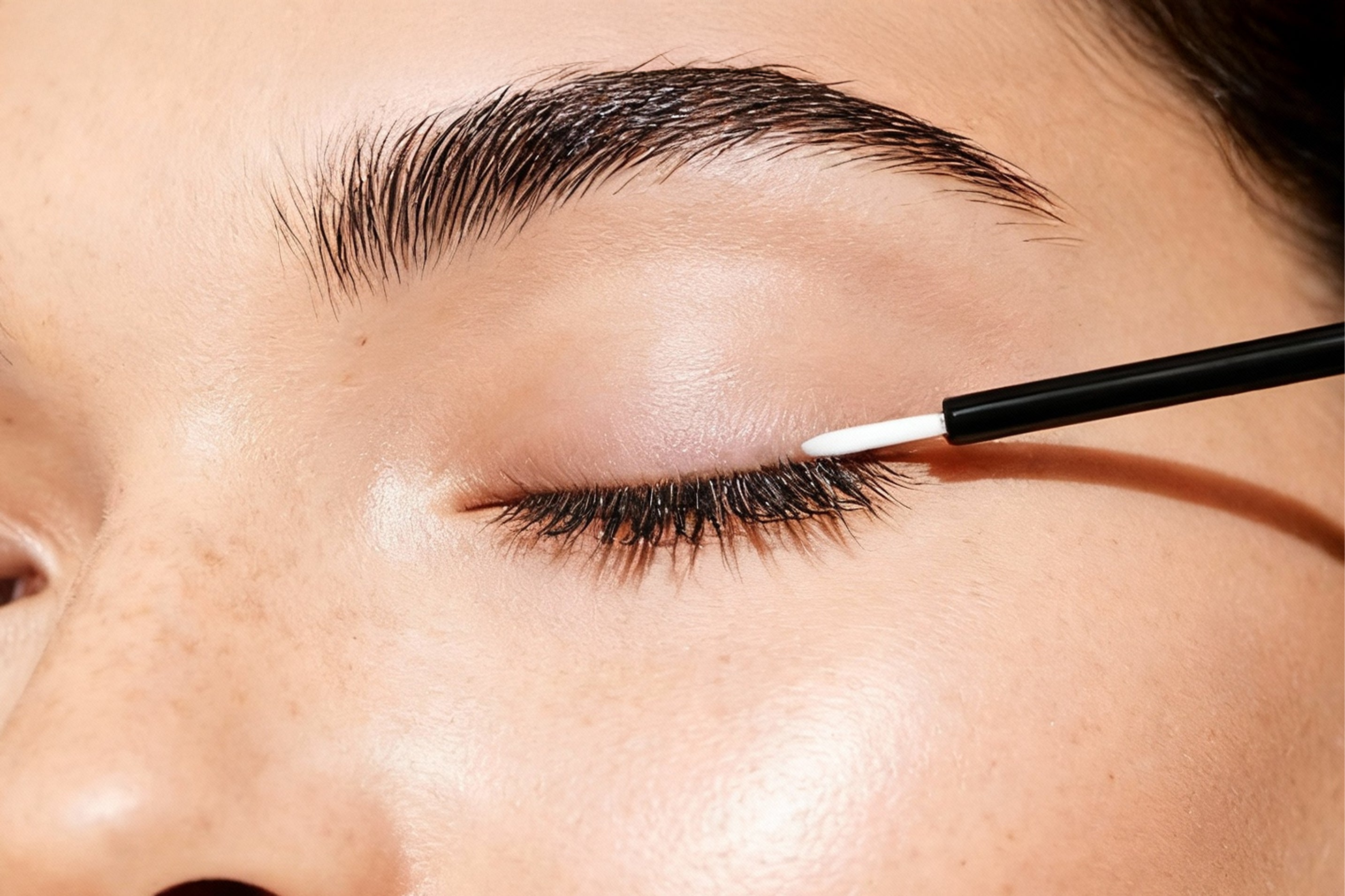 Güçlü Bakışların Sırrı: Kaş ve Kirpik Serumlarında Etkili ve Güvenli Tercihler